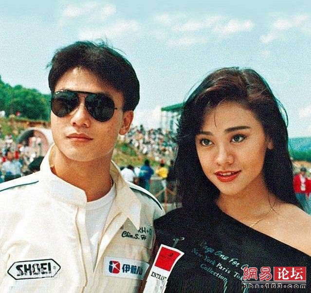 55岁钱小豪一家近照,两任老婆都很好看,小儿子颜值却不高