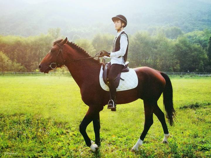 王俊凯这套骑马装清秀又俊朗,中世纪贵族小王子的既视感