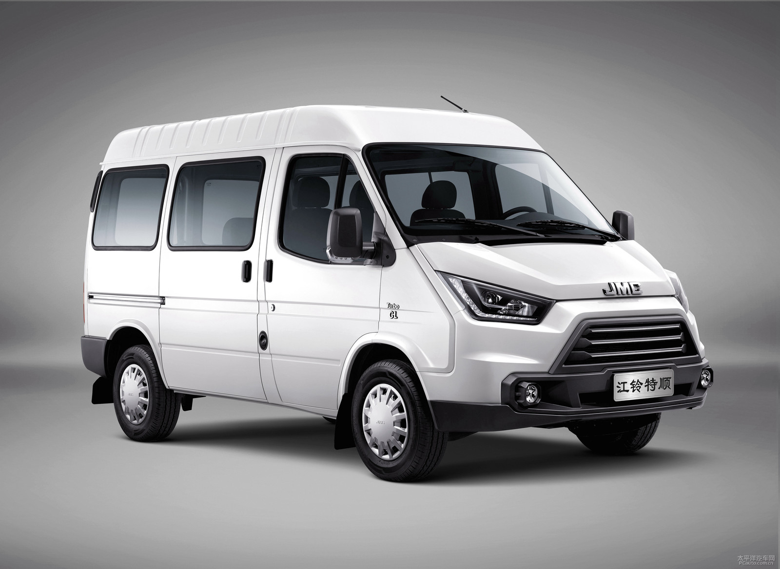 图中该车外观设计足够大气.