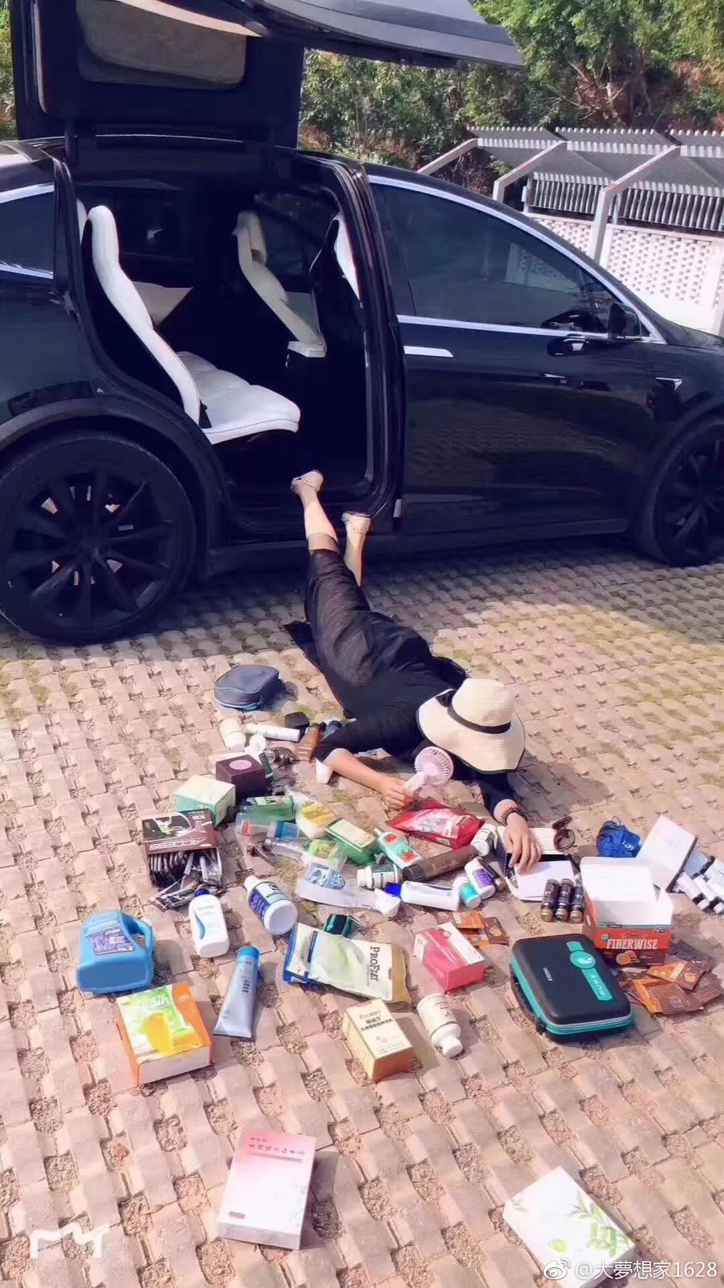 网红歪风!扑街挑战花样炫富,两女子闹市摆拍被处罚