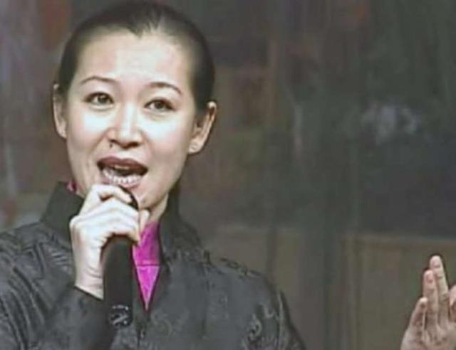 赵本山的妻子马丽娟,54岁街头照依然端庄优雅!