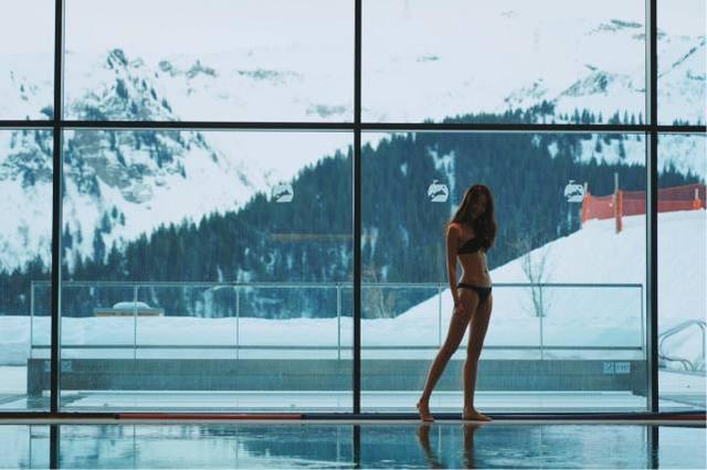 曾演黄晓明女友,40岁隋棠泳装秀火辣好身材,五官仍如少女