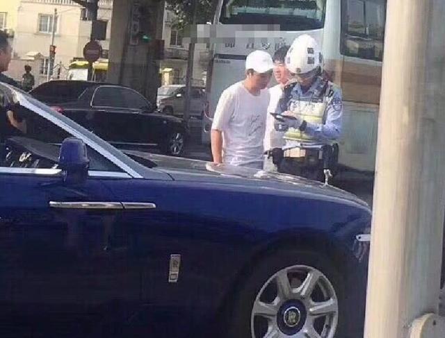 王思聪开敞篷劳斯莱斯约会意外剐蹭,网友:别走保险了直接赔一辆