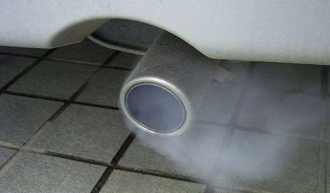 汽车正常行驶时,排气管冒白烟是怎么回事?会伤车么?