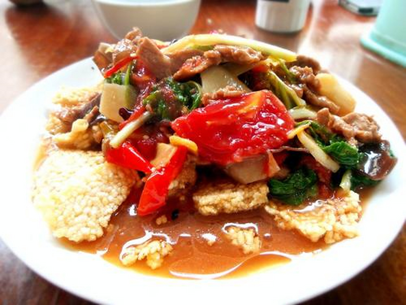 锅巴肉片风味独特,上此菜时,侍应一手端盛有金黄色炸好的锅巴菜盘置席