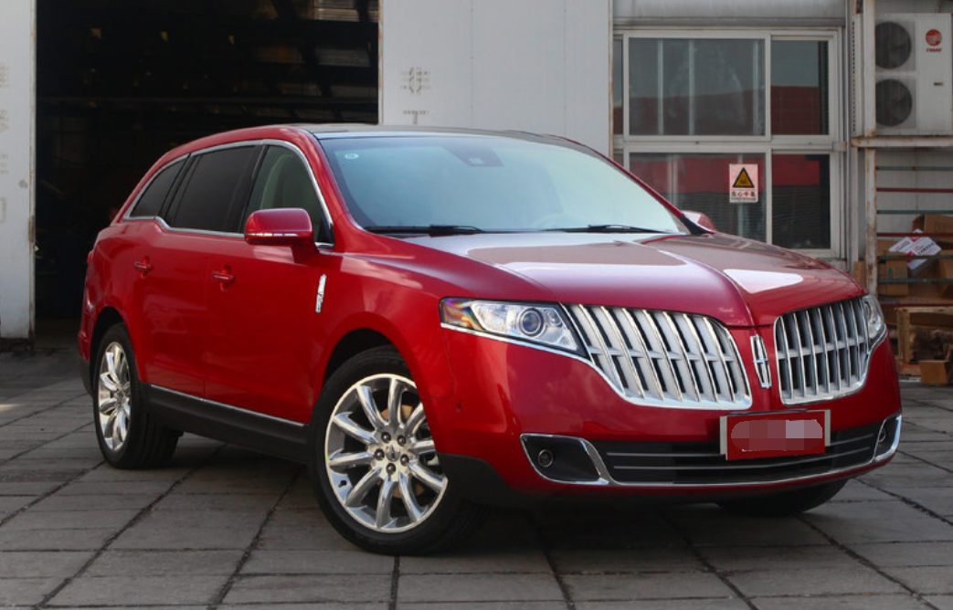 这款车的仪表盘设计也非常时尚的大气,仪表盘有一种