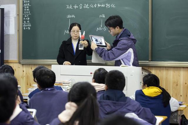 开设平板实验班,打造"开不了小差"的精准课程 这两年,永康二中信息化