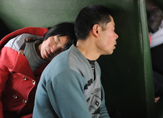 民工夫妻的生活场景图,夫妻同心,苦日子同样能过得甜蜜
