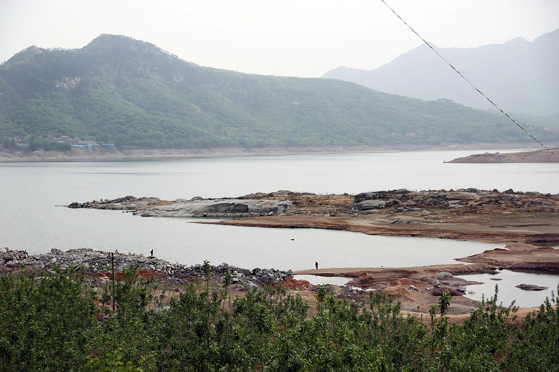 石梁河水库,位于新沭河中游,苏鲁交界处的赣榆,东海,临沭三县区.