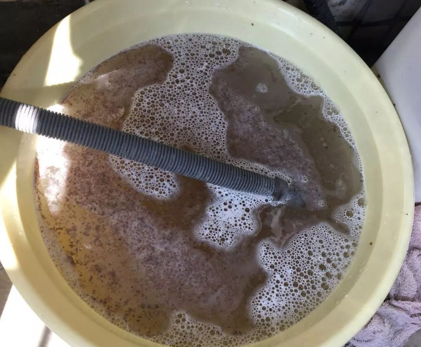 洗衣机有个小"机关",一打开脏水就哗哗流,方便又实用!