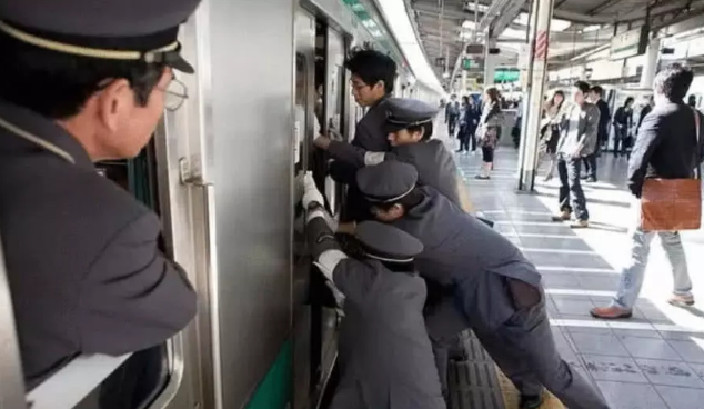 为什么都说日本地铁能挤到人意外怀孕?看这几张照片你就全懂了