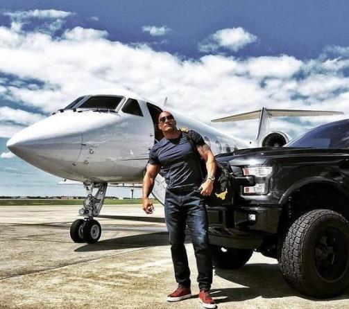 巨石强森私人飞机曝光,手拿玫瑰笑容灿烂,看上去超帅