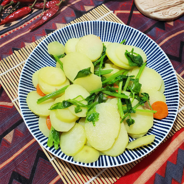 土豆片炒芹菜图片