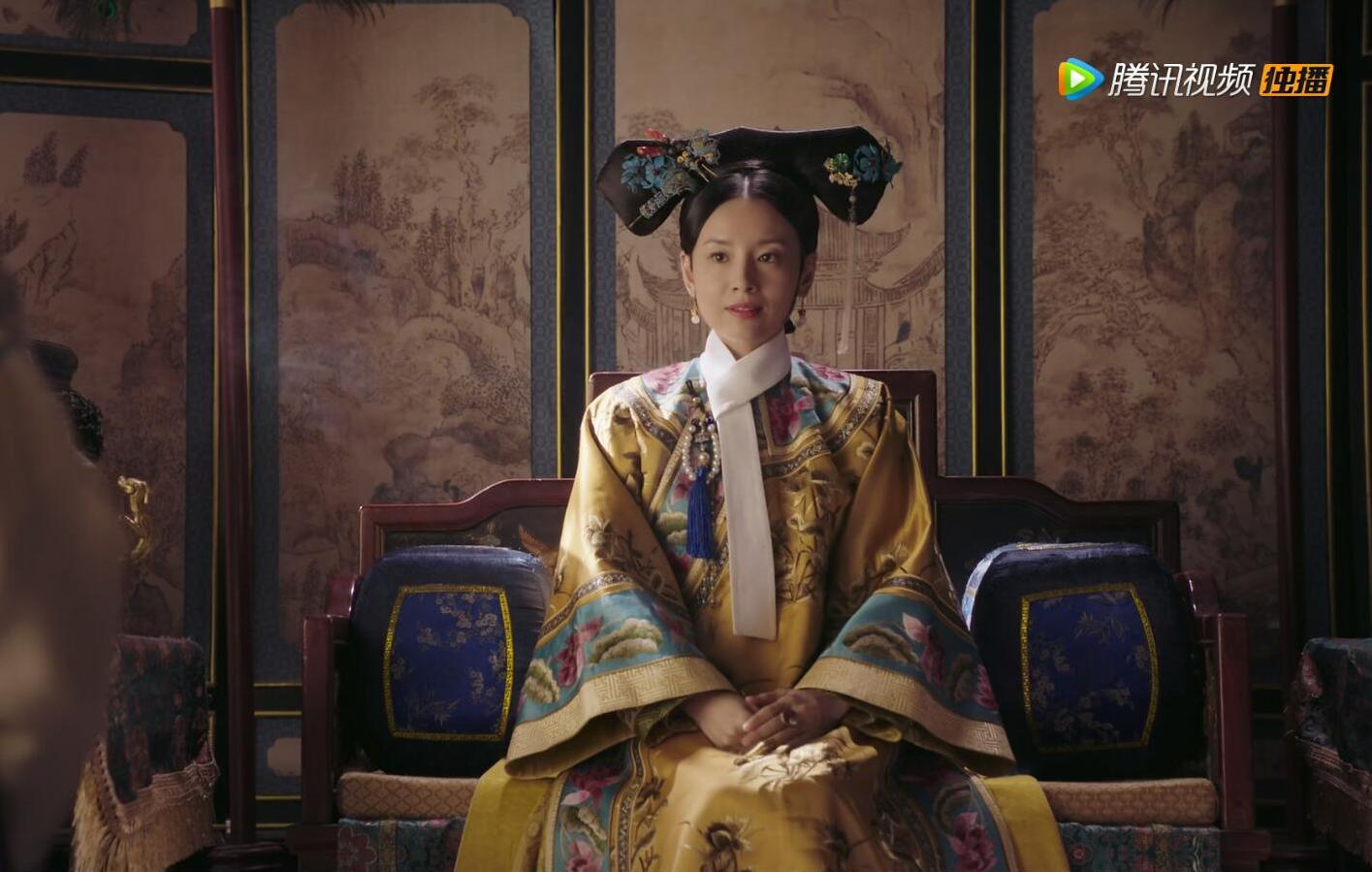 如懿传中,富察琅嬅的珍珠旗头搭配5套旗装,坐姿出落得雍容高贵