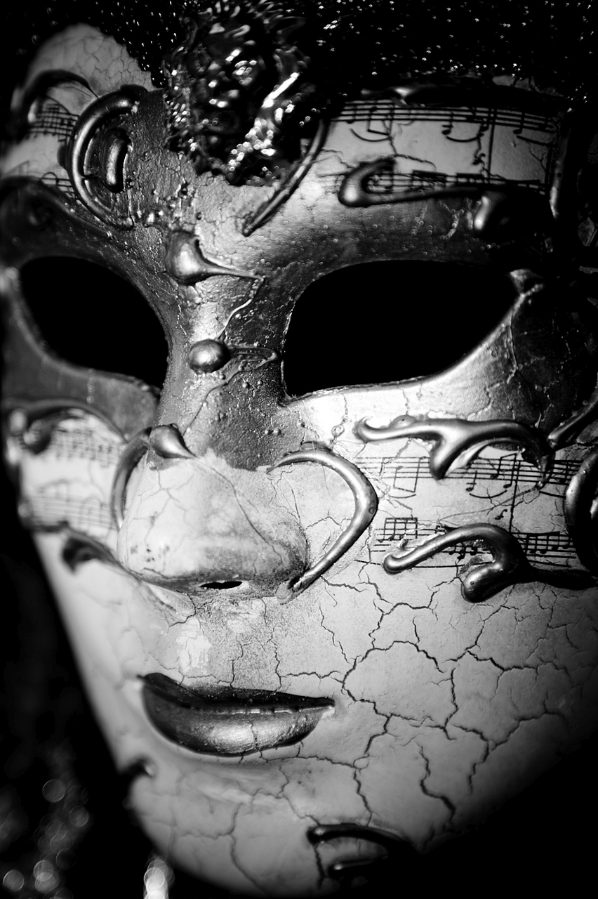 《不戴面具的人生》  我试戴了你的面具,觉得看世界变得狭隘辛苦.