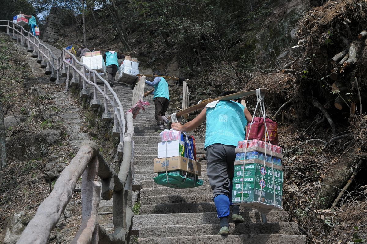 背东西上山的图片图片