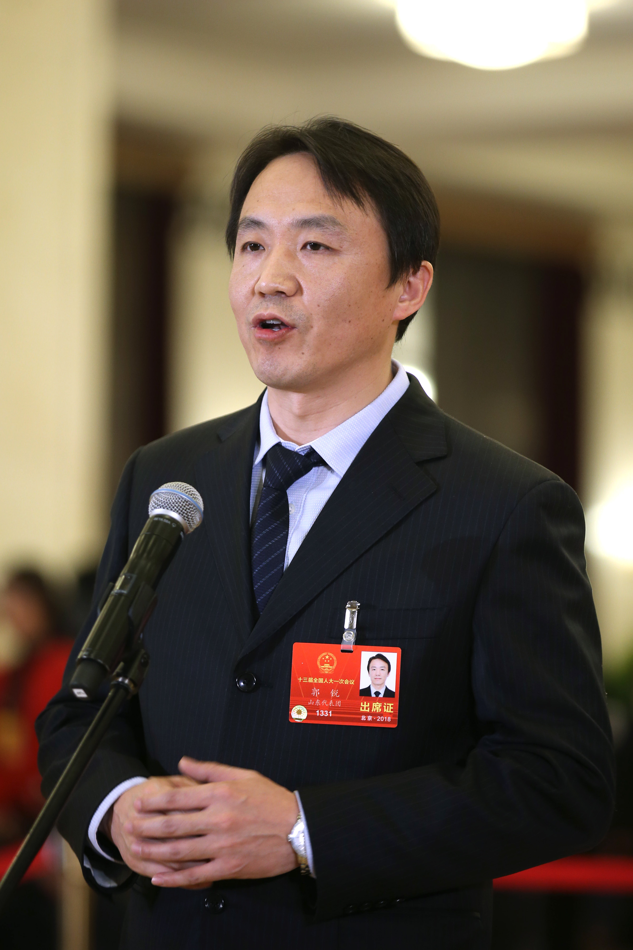 全国人大代表接受采访