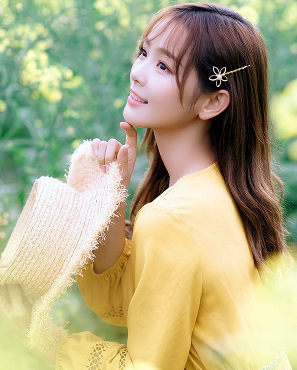 春天美景下的清新可爱文静开心姑娘