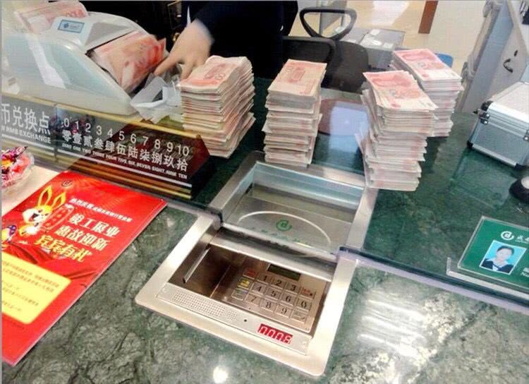 女子背着丈夫私藏36万现金,丈夫无意发现,女子:这是嫁妆钱!