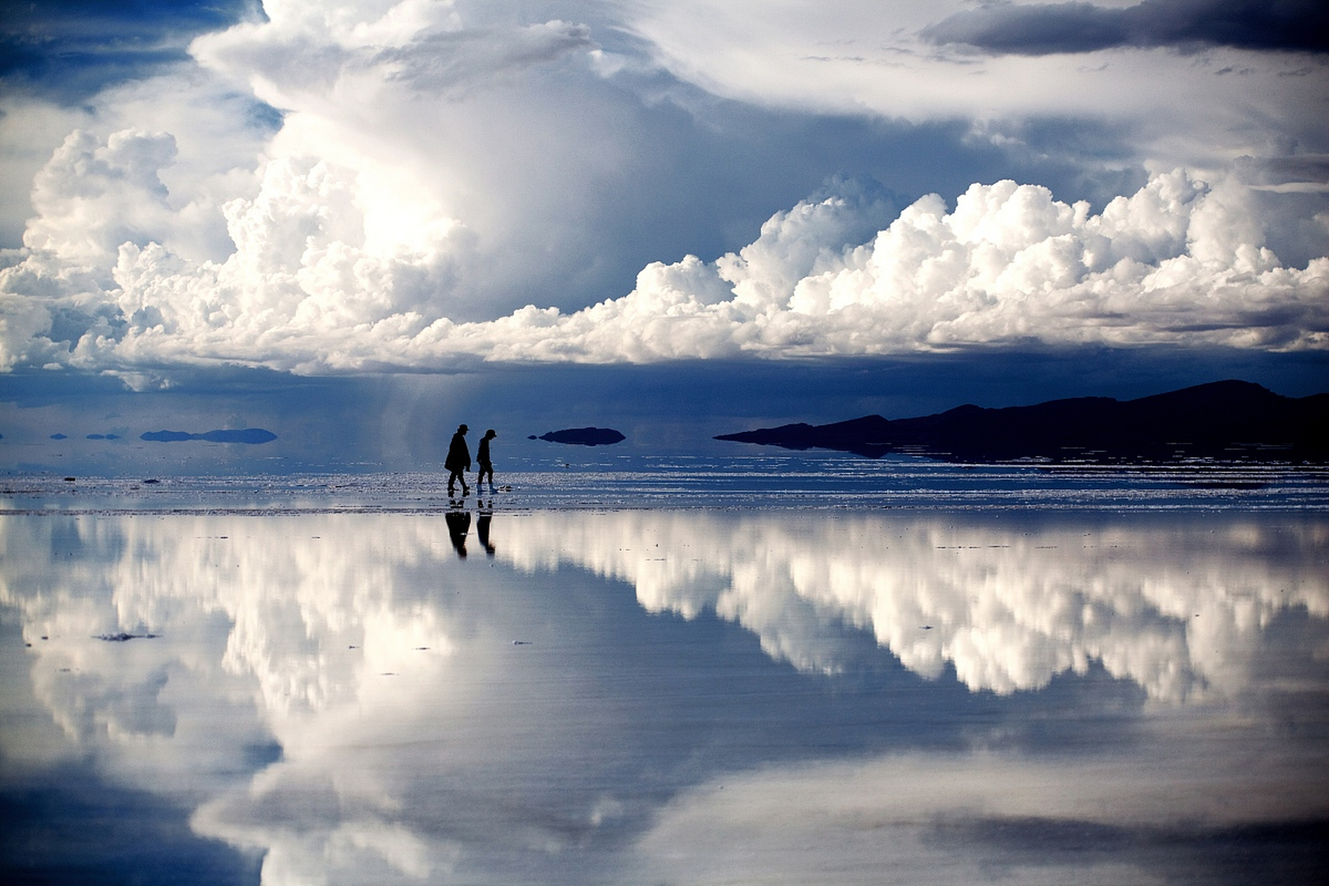 天空之镜是对玻利维亚乌尤尼盐沼的美称,是世界上最大的盐沼