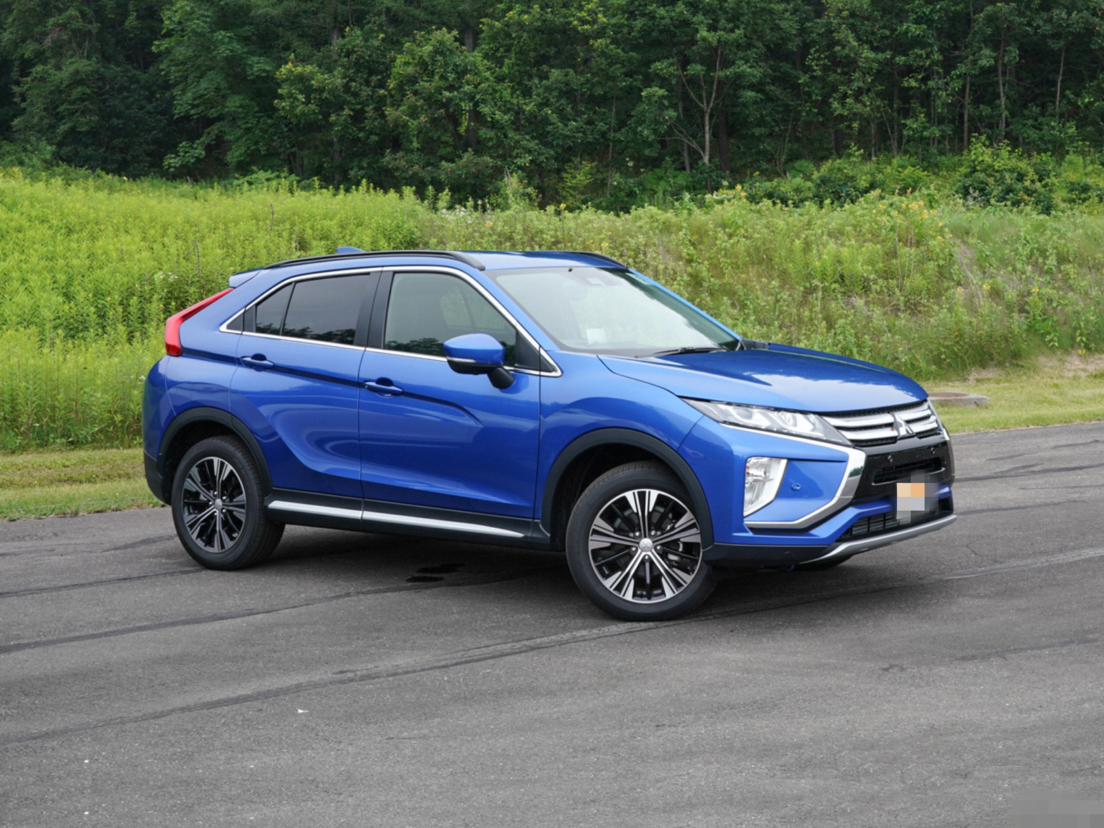 从图片上看这款进口三菱eclipsecross,这款车有着流畅的线条,大气的