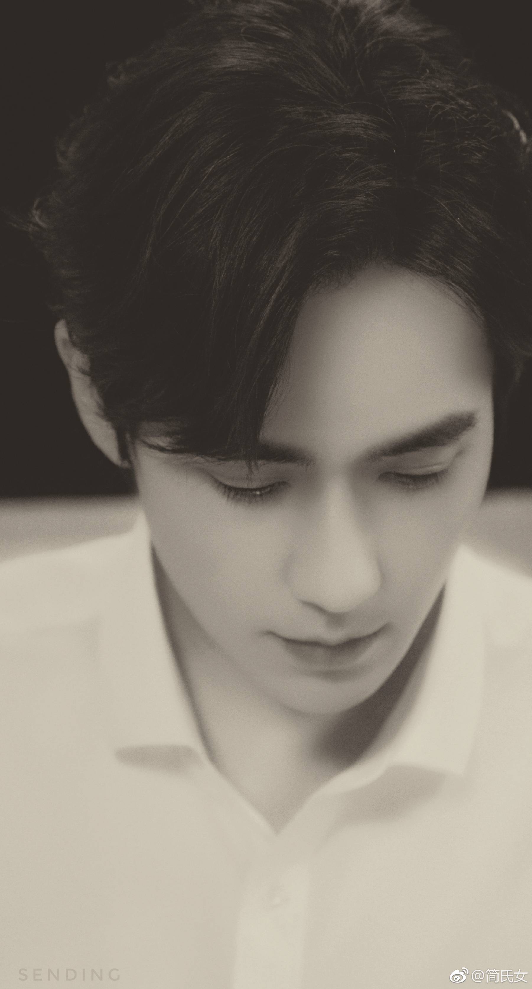 朱一龙黑白色系照片合集!眉眼如画,气质惊艳!
