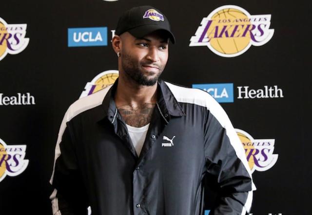 太颓废!考辛斯拍湖人定妆照:低着头眼神落寞,球迷看了太心酸