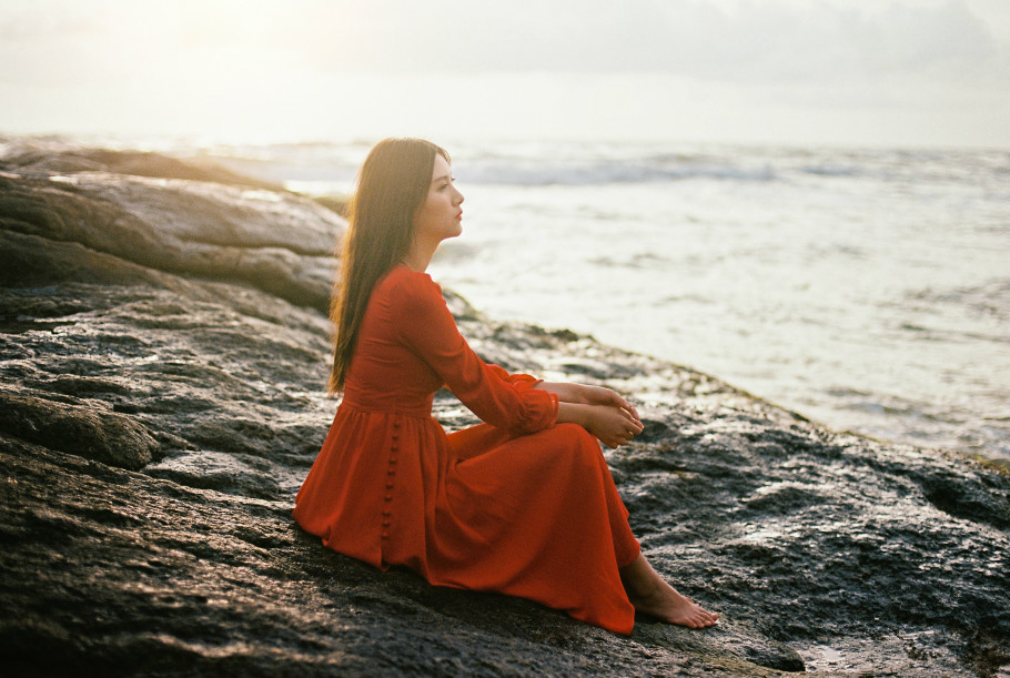 美女摄影:海边美丽优雅的身影