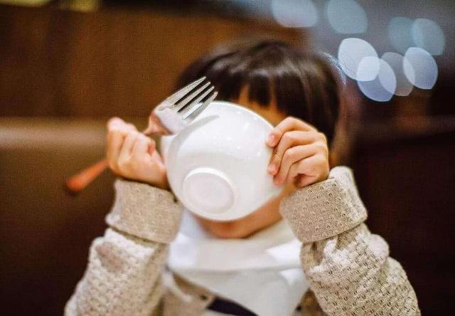 孩子不好好吃饭,可能是家长犯了这些错误,不要掉以轻心