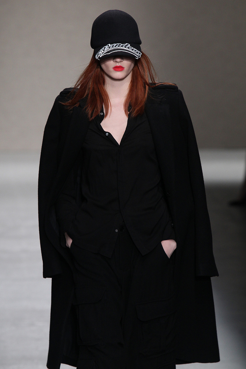 最经典的是"黑 白"搭配,衬托出黑色的沉稳和白色的清新.