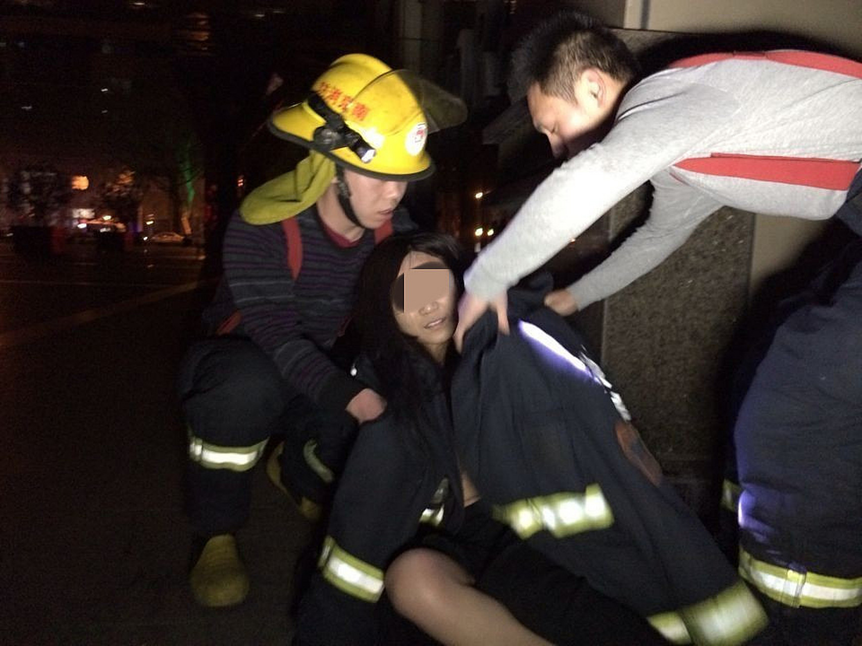 在她起身去拿地上的水时,消防员一个飞扑将