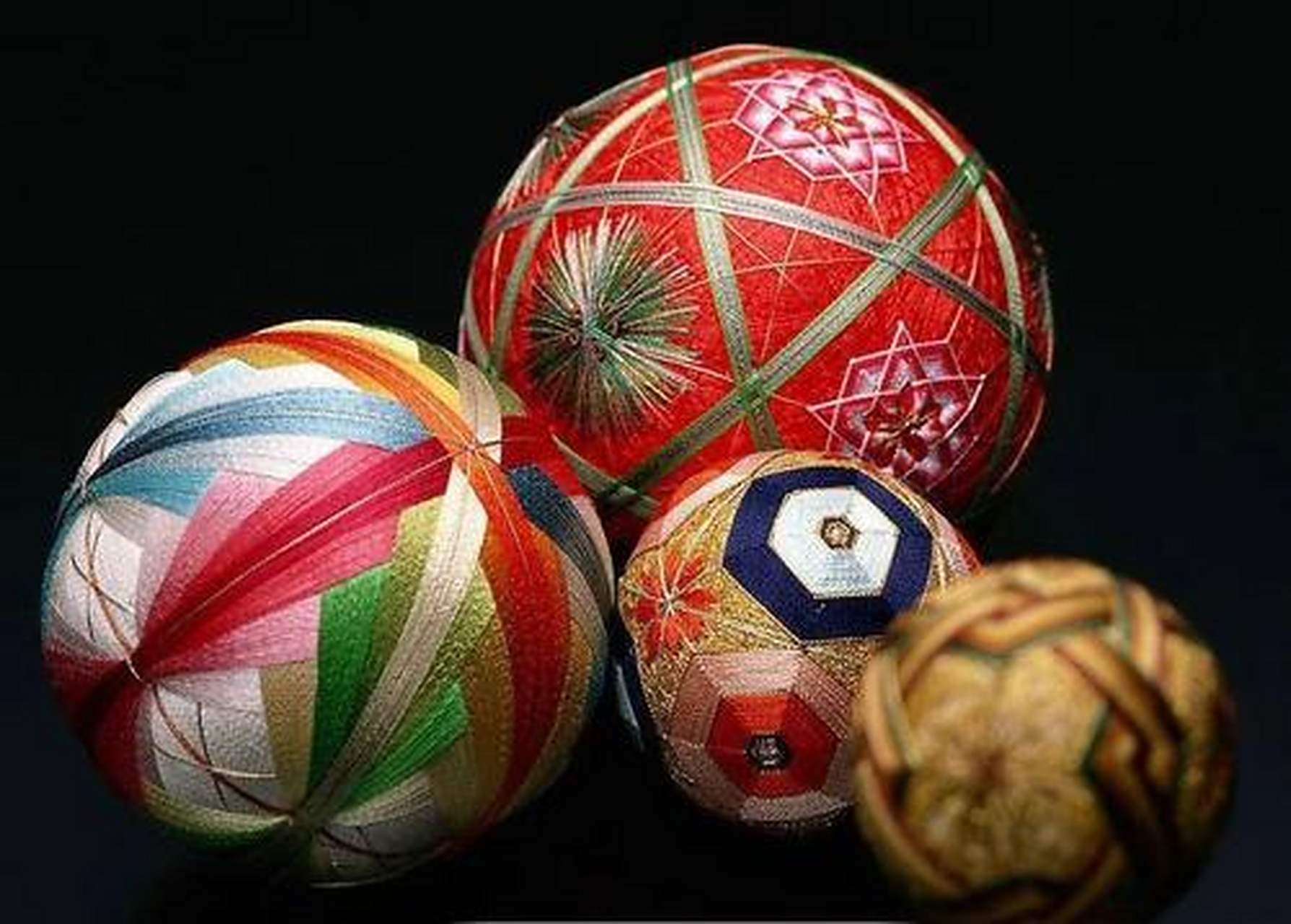 蹴鞠,就是用足去踢球.这是古代清明节时人们喜爱的一种游戏.