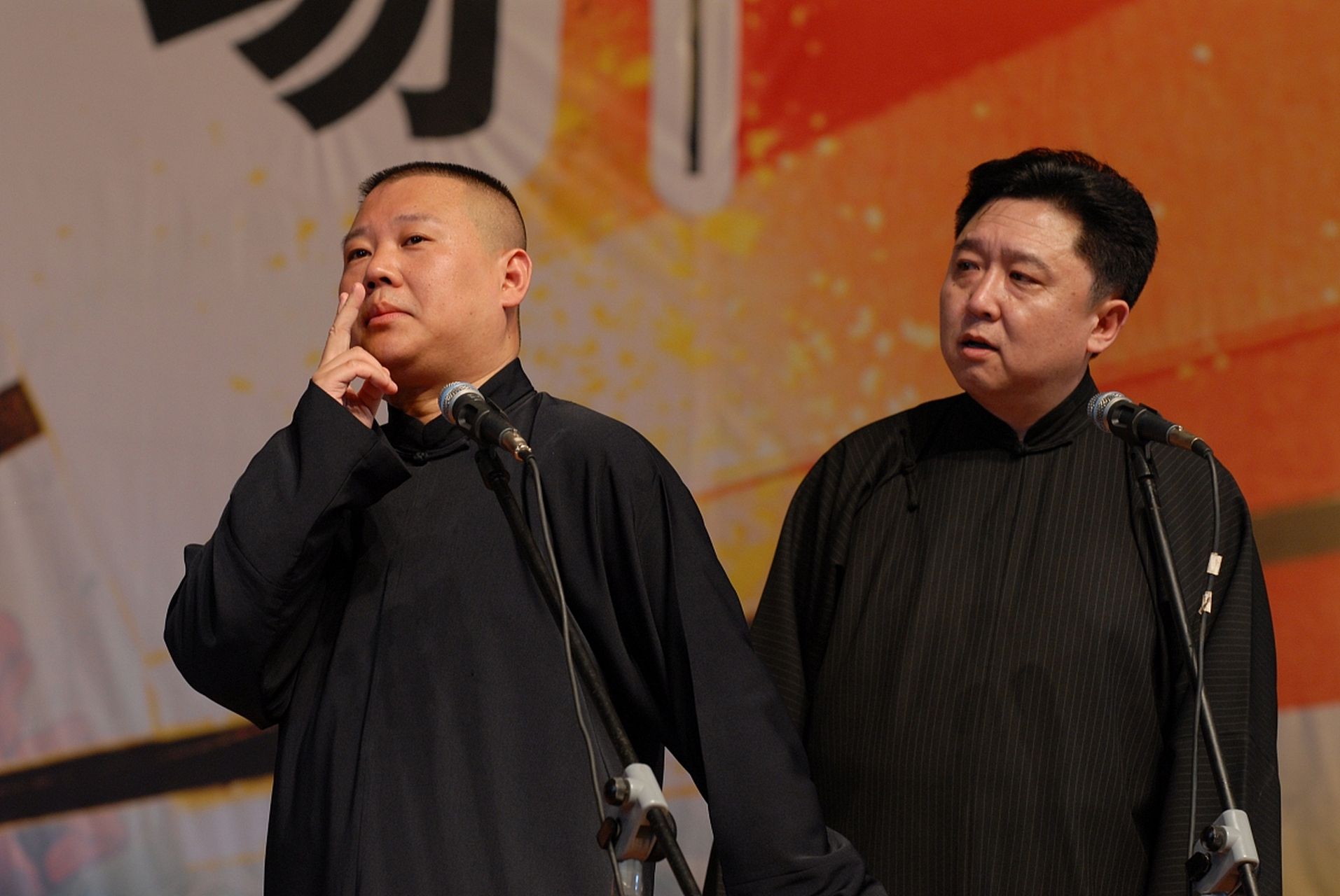 郭德纲真的很大方.他对孙越说:"如果你能做3个俯卧撑,我就给你100万.