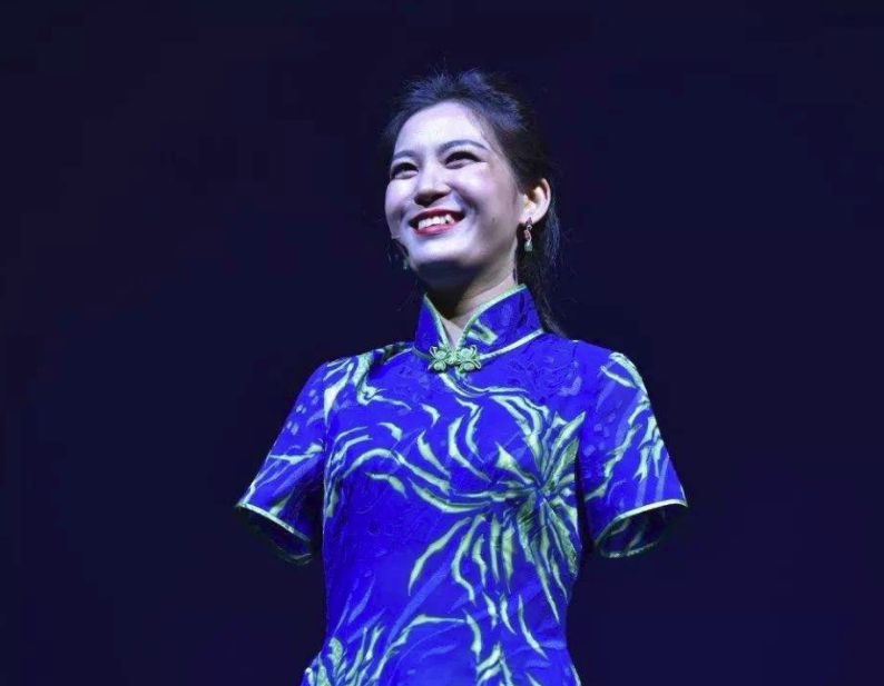 《非诚勿扰》无臂女为爱留灯,男嘉宾激动拥抱,牵手后全场欢呼!