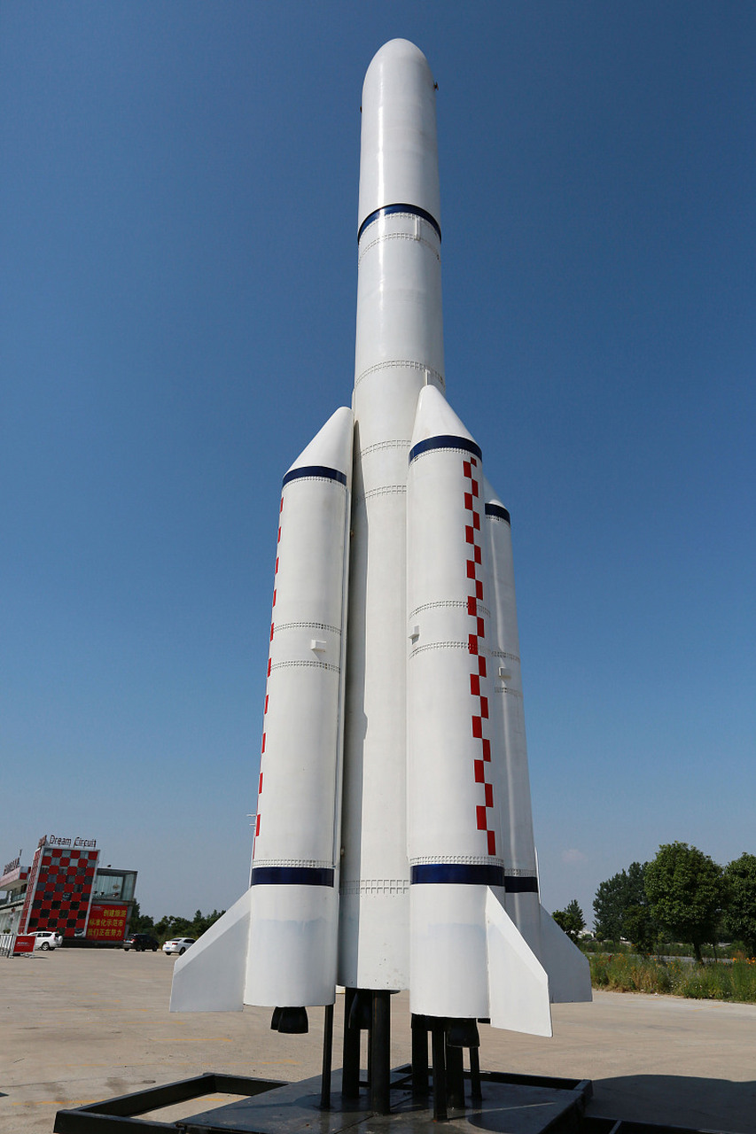 在8月21日的夜幕下,长征四号丙火箭在酒泉卫星发射中心点火升空,圆满