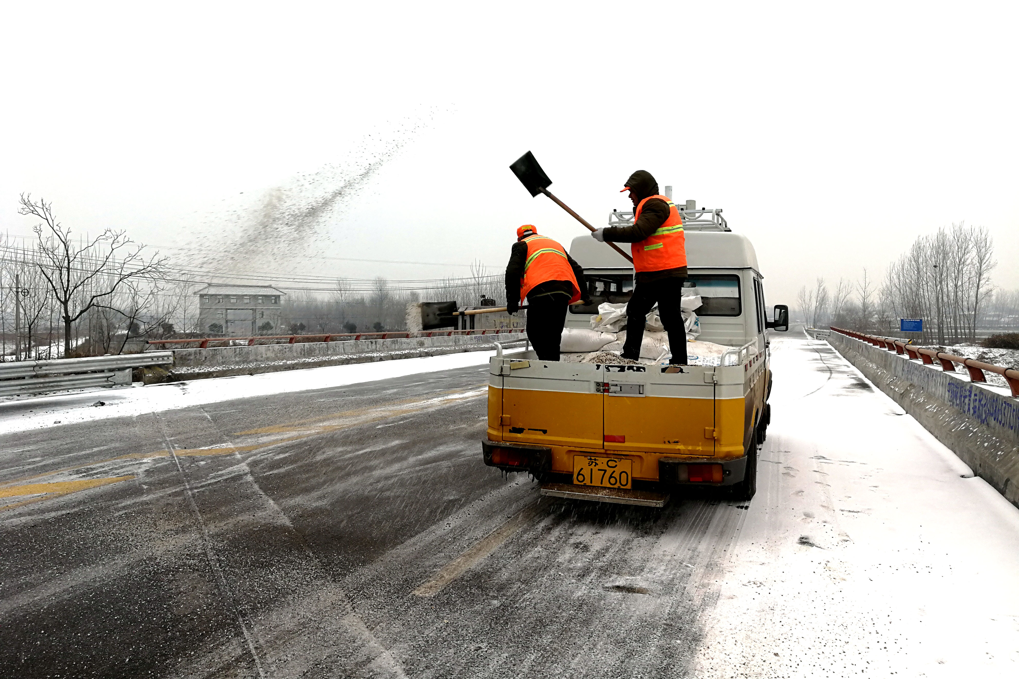 為防止因下雪而導致路面結冰 他們在路面上撒鹽