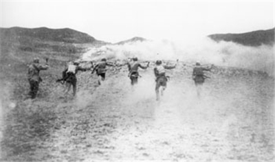 抗日战争,八路军对日寇发起冲锋,图为八路军弯腰向日寇进攻 转载自