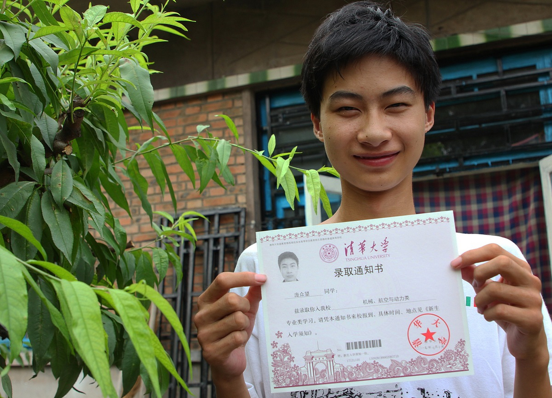 就好像西方都是精英教育,中国的高考其实相对来说是很公平的.