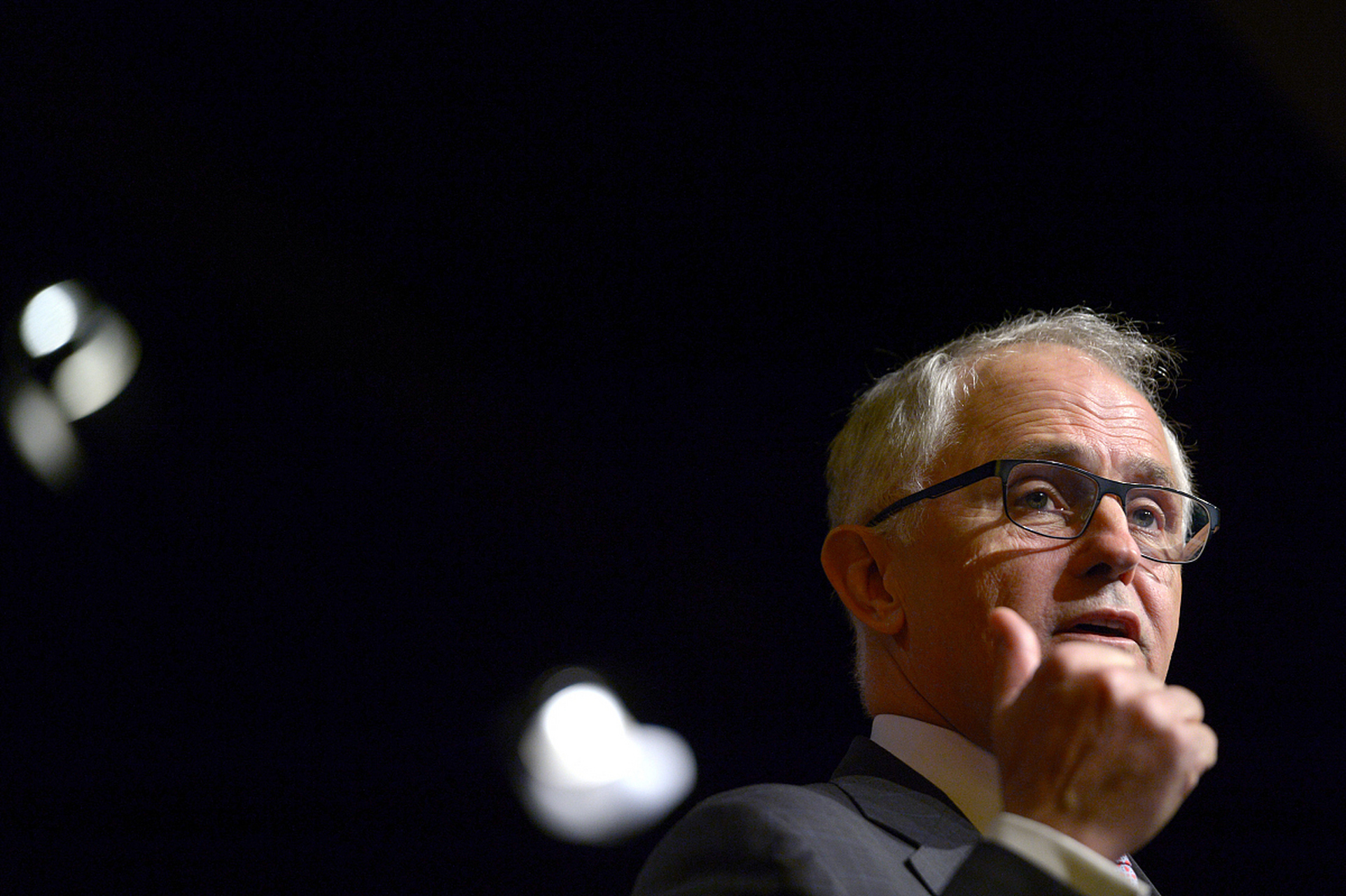 查理·芒格:投资箴言? 1,赚大钱不靠买卖,靠等待.