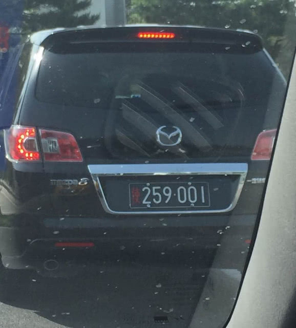 交警拦下一辆"黑牌车",看半天认不出,挂完电话马上放行了