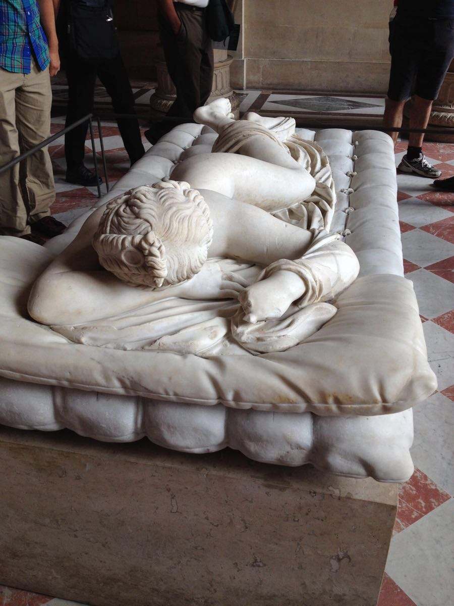 2)睡在石床上的古希腊神话阴阳神赫马佛洛荻忒斯雕像,两性人,所以围观