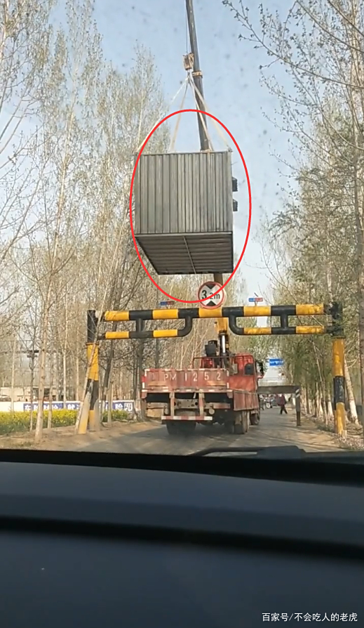 山东聊城:公路限高杆挡住去路,吊车直接把车厢吊起,办法太牛了 山东聊城:公路限高杆挡住去路,吊车直接把车厢吊起,办法太牛了