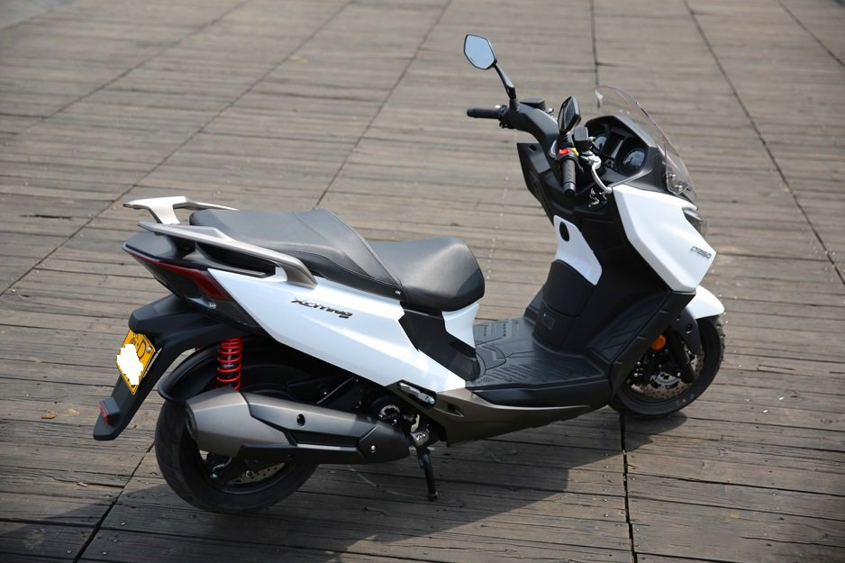 国内首款250级平踏板,"大块头"操作方便,与赛艇250同动力