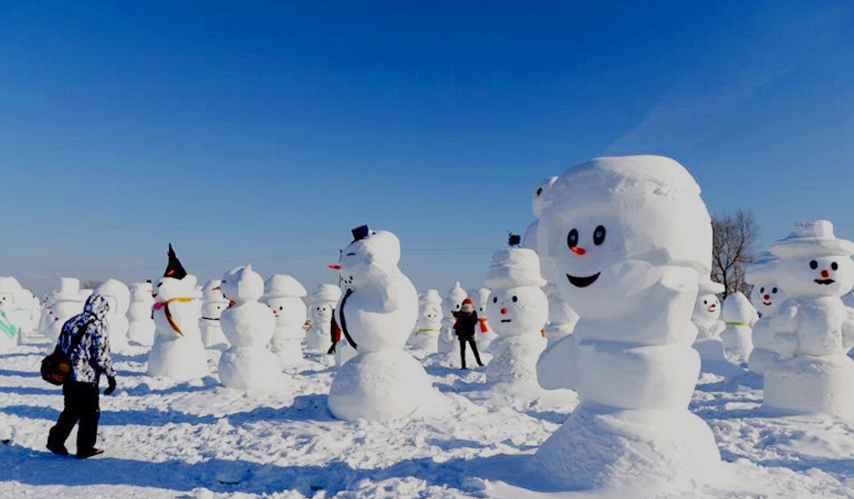 哈尔滨冰乐雪园的奇趣雪人谷亮相2018个形态各异的雪人!