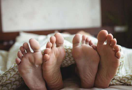 "睡觉不能脚朝西",是迷信还是有科学依据?老祖宗的话要不要听