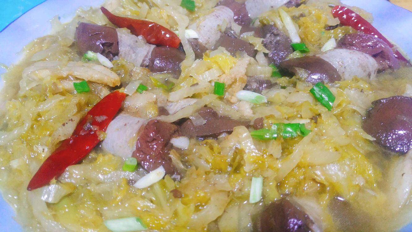 东北杀猪菜,五花肉酸菜炖血肠,酸菜汤鲜美,五花肉嘎嘎香太美味
