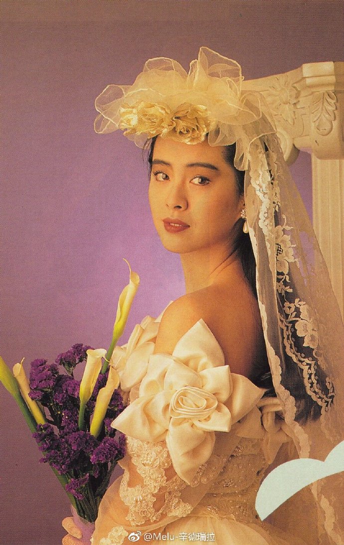 刚刚下课的时候学校了里有人在卖海报,和室友去看看