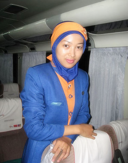 朝鲜韩国差距大,中国最规范,世界各国女列车员制服风采各异!