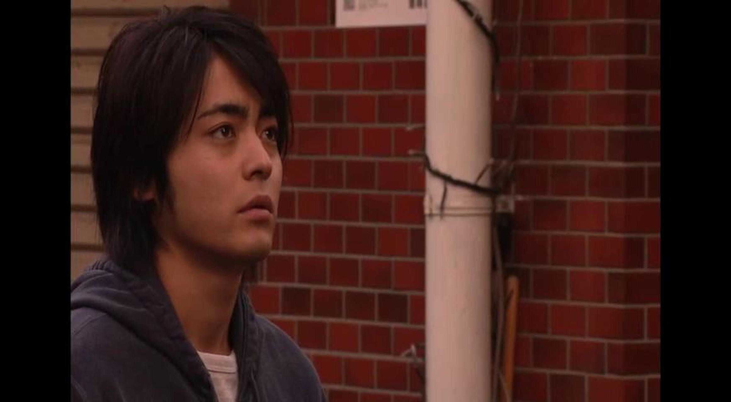 《白夜行》中的山田孝之,电视剧里弱化了"亮司"这个角色,但山田孝之的