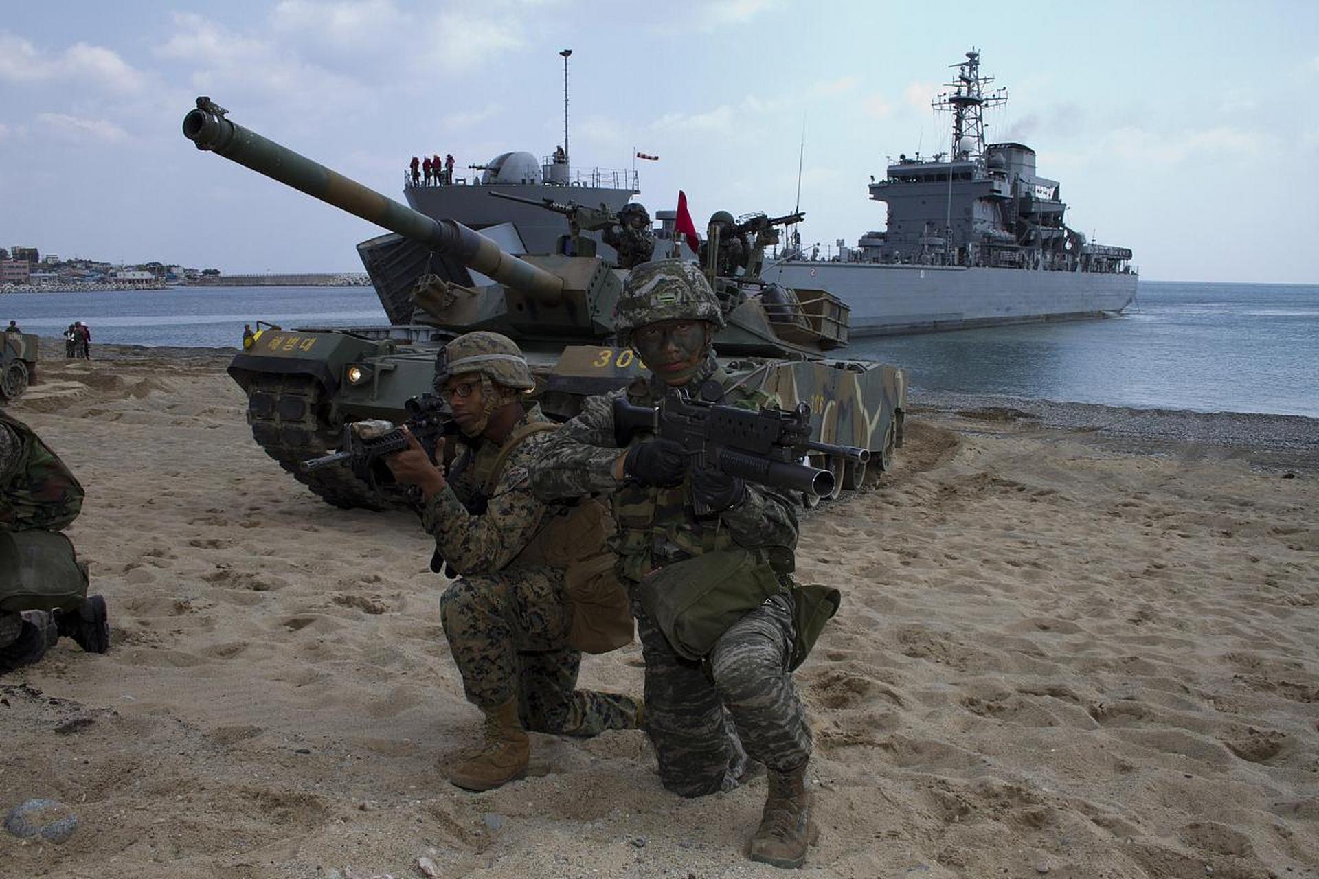 美国在台湾以南岛屿开展美菲联合军演 在台湾以南100多英里处一个岩石